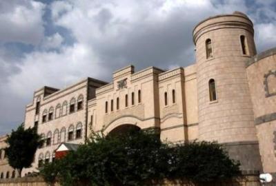 عاجل: المئات من الضباط يتظاهرون أمام وزارة الدفاع بصنعاء