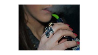 سعودية تشترط على خطيبها السماح لها بتدخين الشيشة للموافقة على الزواج منه