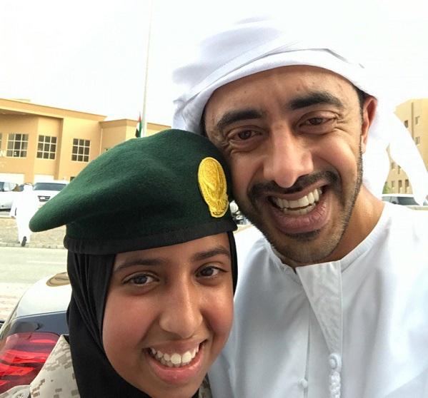 وزير الخارجية الاماراتي "عبدالله بن زايد" يفخر بابنته "فاطمة" بتخرجها في إحدى الدفع العسكرية (صورة)