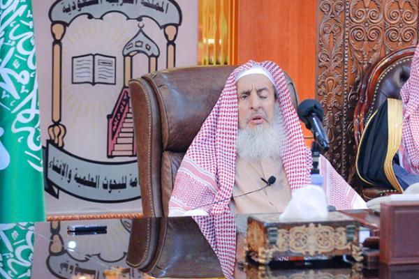 مفتي السعودية يحذر من قنوات ومواقع تبث سموماً ودعايات باطلة تستهدف الشباب (فيديو)
