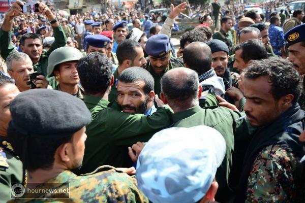 شاهد آخر صور (واضحة) لمغتصب الطفلة رنا المطري وهو واقف قبيل إعدامه بلحظات