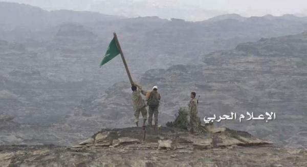 شاهد صورة إنزال العلم السعودي من على أحد المواقع العسكرية السعودية من قبل مقاتلين يمنيين