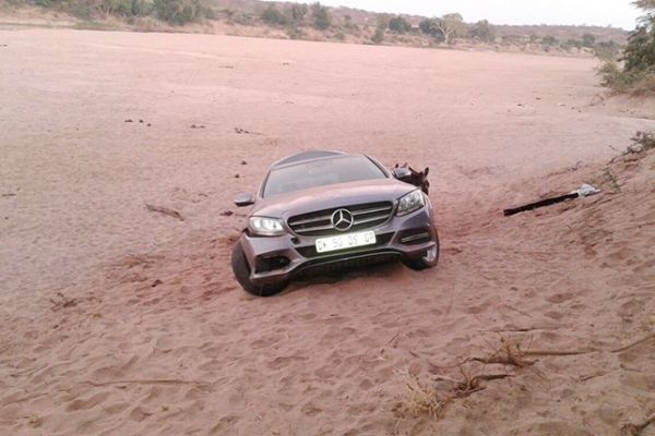 بالصور.. الشرطة تضبط 4 حمير حاولوا تهريب مرسيديس