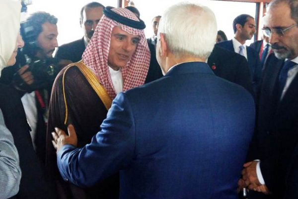 أول تعليق من وزير الخارجية الايراني "ظريف" على اسباب مصافحته لوزير الخارجية السعودي "الجبير"