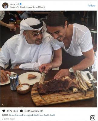 محمد بن زايد يفاجئ مطعم الطاهي التركي الشهير بـ رشة ملح في أبو ظبي، ليتناول اللحم