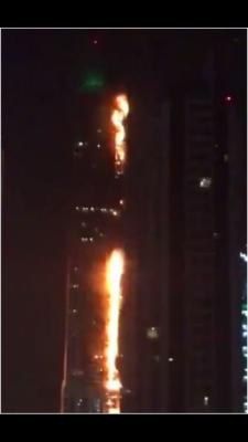 حريق هائل في احد ابراج دبي العملاقة