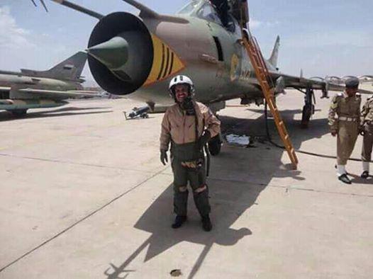 «مقبل الكوكباني» من طيار يمني يجوب السماء إلى بائع قات (صور)