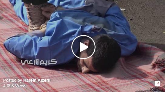 فيديو يظهر لحظة تنفيذ حكم الإعدام بحق مغتصب وقاتل طفلة بصنعاء.. وكيف حاول النهوض بعد إطلاق النار عليه ولماذا قفزت النساء