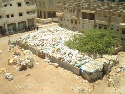 الحديدة تغرق بالقمامة ...فيما مدير الصندوق يرفض توجيهات المحافظ‎