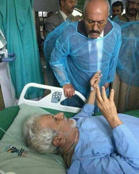 صالح يفاجئ شيخ قبلي بزيارة إلى المستشفى (صورة)