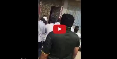 شاهد بالفيديو.. اقتتال هنود وباكستانيين بـ "شرفية جدة"