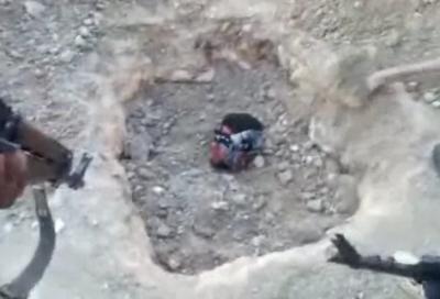 فيديو: الشبيحة السوريون يدفنون شخص وهو حي ويقولون له قل "لا إله الى بشار" وهو ينطق الشهادتين
