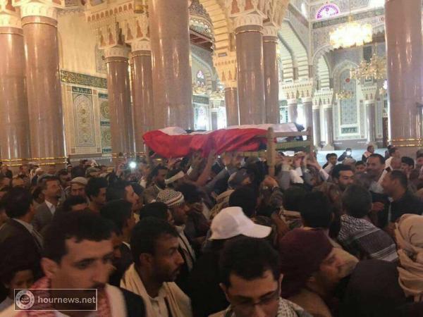 الرئيس الأسبق «صالح» يحضر تشييع جنازة الشهيد بإذن الله «خالد الرضي» في جامع الصالح (صورة)
