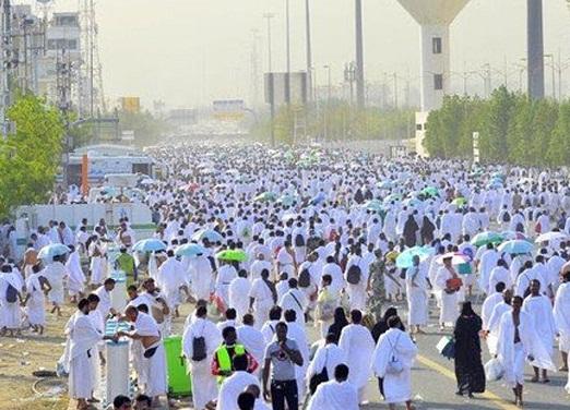 وجد حقيبة مليئة بالمجوهرات والأموال عند رمي الجمرات.. تعرف على رد فعل هذا الحاج!