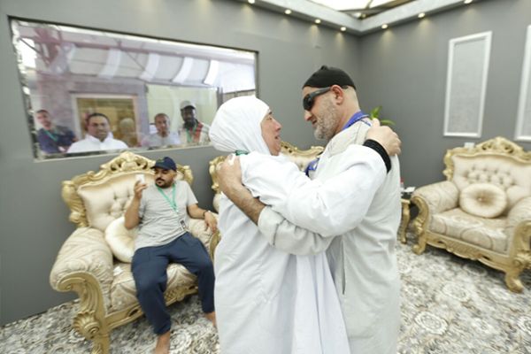 المصادفة تجمع أخًا بأخته بعد فراق 15 سنة في مخيم حجاج منى (صور)