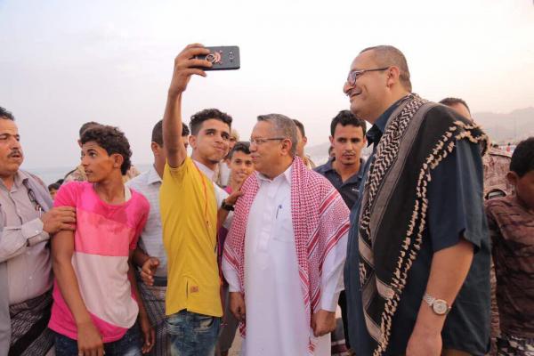 بن دغر يفاجئ شباب عدن بنزوله إلى شوارعها والتقاطه صورا معهم (صور)