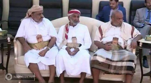 مندوب الامارات في عدن يوجه بسحب كافة «جنابي» المشائخ أثناء لقاءه معهم.. وتعليق ناري من اليماني (صور)