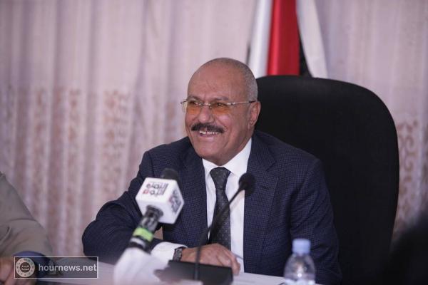 أقوى ابتسامة للرئيس الأسبق «صالح» اثناء اجتماعه اليوم بلجنة المؤتمر وممثليه بالمجلس السياسي والحكومة..وهذا ما حصل! (صور)