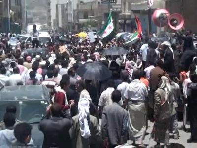 إب: مسيرة تطالب بإقالة مدير الأمن وموظفي مستشفى الثورة ينفذون وقفة احتجاجية أمام المستشفى للمطالبة بتطهير المستشفى من الفاسدين‎