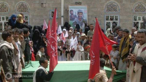 مقتل قيادي رفيع في جماعة الحوثيين ومراسم تشييعه بموكب «حفته رايات وثقافة كربلاء» (صور)