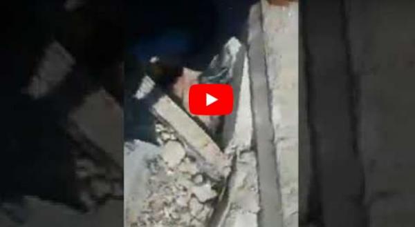 "بابا أبوس رجلك طلعني".. مشهد مؤثر لطفلة سورية تستجدي والدها لإنقاذها