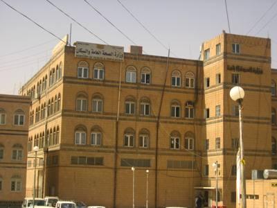 وزير الصحة «بن حفيظ» يبعث برسالة إلى رئيس الوزراء يكشف تفاصيل اقتحام مكتبه وتوجيه مسدس لرأسه (صورة)