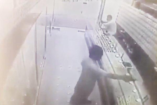 السعودية: سعودي يطلق النار بدم بارد على بائع ذهب بعنيزة