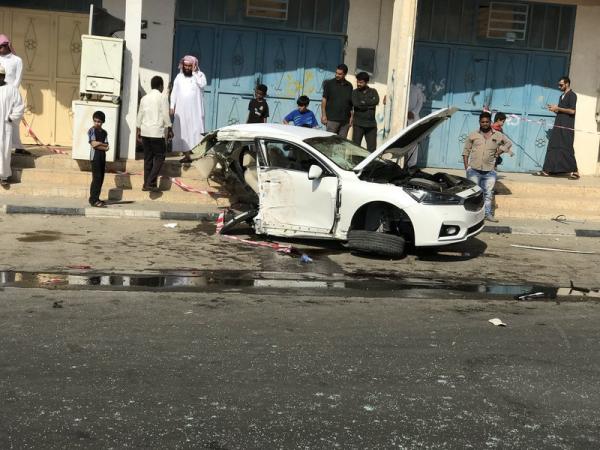 سعودي ينجو من الموت بأعجوبة بعد انشطار سيارته لنصفين - سبحان الله - (صور)