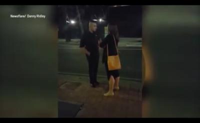 ردة فعل باردة من شاب لبناني قامت امرأة أسترالية بضربه وشتمه (فيديو)