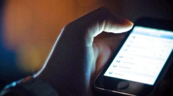 في الإمارات: حبس مضيفة طيران ابتزت بائعاً بصور زوجته مع عشيقها