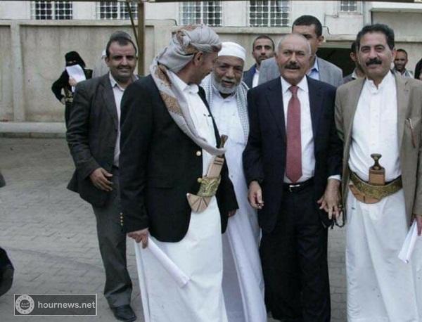 أول ظهور لصالح بعد إجراء العملية الجراحية وهو يكرم طاقم الاطباء الروسيين (صور)