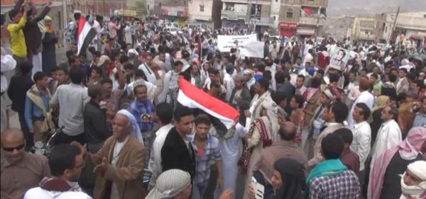 بعد عامين ونصف من «شكراً سلمان»: متظاهرون في تعز يهتفون ضد التحالف والملك سلمان (فيديو)