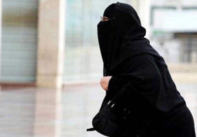 السعودية: سيدة مسنة تقتحم مصرف شهير بـ جازان وتحاول طعن موظف.. ومصادر تكشف السبب!