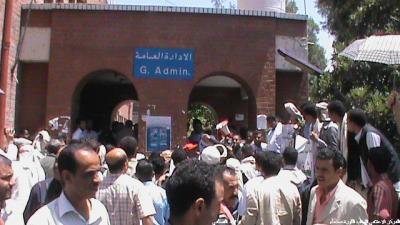 أطباء ودارسوا هيئة مستشفى الثورة بصنعاء يبدءون ثورة حقيقية لاقتلاع الفساد ومحاسبة المفسدين وانتزاع الحقوق