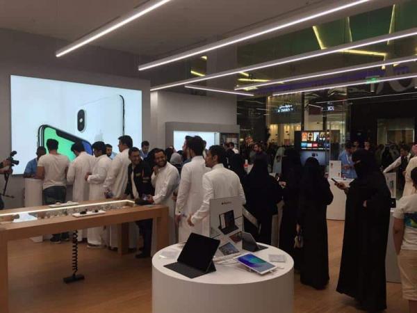 بالصور والفيديو: طوابير مجنونة في دبي والرياض.. والسبب آيفون X