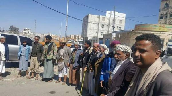 قبائل شعبان وبني مطر تتجمع في شارع 22 مايو بصنعاء وتقطع الخط احتجاجاً على مقتل أحد ابناءها (صور)