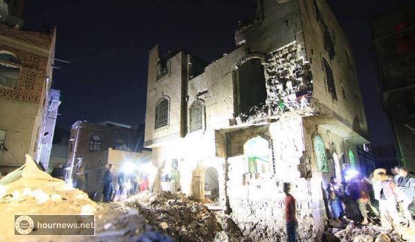 شاهد عدد من الصور كيف اصبحت حارة الصعدي وسط صنعاء بعد تهدم أحد المنازل جراء القصف الليلة الماضية