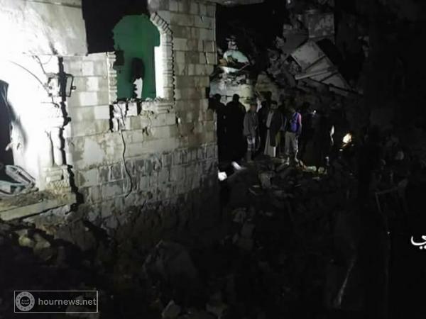 شاهد عدد من الصور كيف اصبحت حارة الصعدي وسط صنعاء بعد تهدم أحد المنازل جراء القصف الليلة الماضية