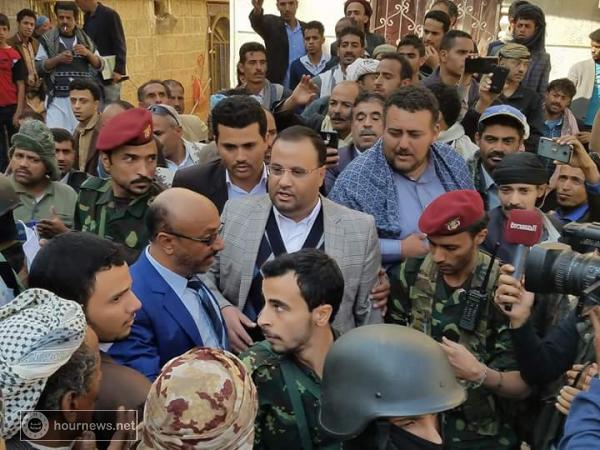 عاجل: اول ظهور للرئيس الصماد وسط صنعاء ويزور حارة الصعدي بعد قصفها من قبل التحالف (صورة)