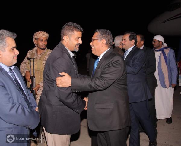 عــاجل: بن دغر يصل إلى عدن قبل قليل.. وهذا ما قاله (صورة)