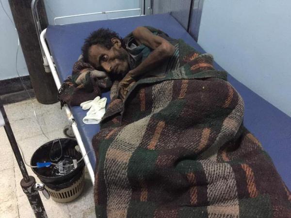 بالصور: هذا ما حدث امس لشخص وجدوه مرمياً بالأرض.. وكيف تصرف طقم الشرطه تجاهه (محزن)