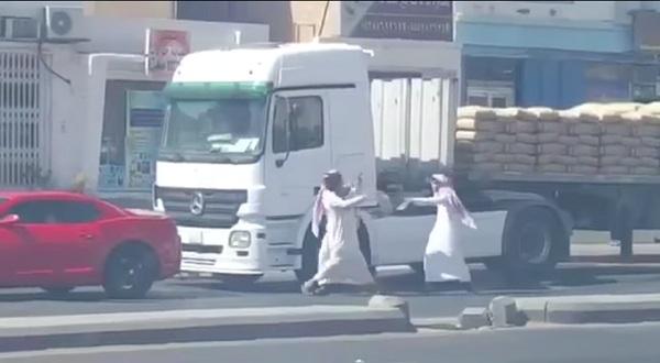 شاهد فيديو.. مضاربة بين باكستاني وسعوديين والباكستاني يقرش السعوديين ضرب عنيف