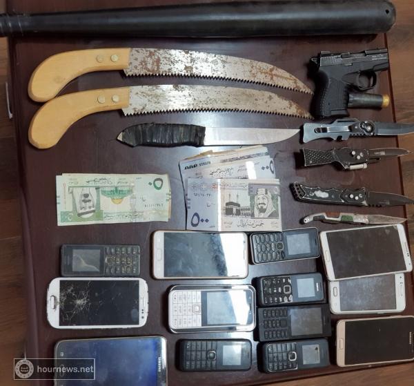 بينهم يمني.. الإطاحة بخمس عصابات لـ«سلب العُزَّاب وحقائب النساء» بالرياض (صورة)