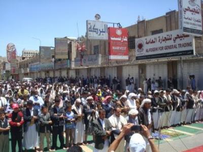اعتصام مفتوح من أسبوع دون تجاوب:  أيتام دار الرعاية بصنعاء يحتشدون بجمعة (ولا تأكلوا أموال اليتامى)ومناشدات لرئاسة الوزراء(صور)