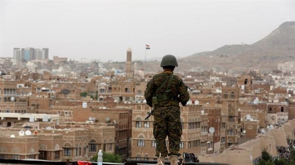 تفاصيل معركة عنيفة شهدتها منطقة «الحي السياسي» الليلة الماضية وكيف اقتحم الحرس مربع الحوثيين!