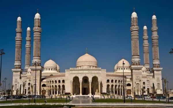 فيديو : الحوثيون يؤدون الصرخة لاول مرة وسط مسجد الصالح بصنعاء