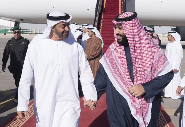 عاجل: ‏محمد بن زايد يصل الرياض ومحمد بن سلمان في مقدمة مستقبليه