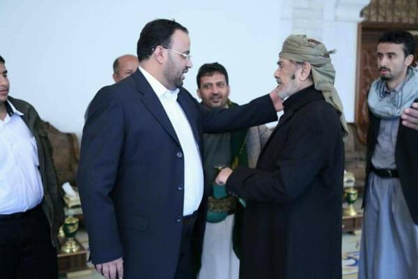 «ما لك يا شيخ مشايخ بكيل تقف هكذا» تعليق كالصاعقة من الوزير السابق «سميع» على الشيخ الشايف