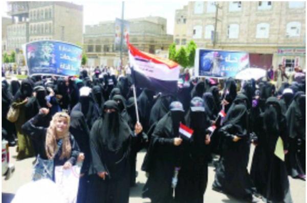 الحوثييون يحاصرون «بيت الاحمر» مسقط رأس صالح في سنحان والنساء يستنجدن بالقبائل من انتهاكاتهم