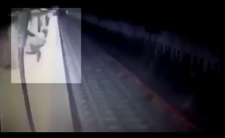 كاميرات مراقبة توثق جريمة مروعة.. بطلتها امرأة وضحيتها شابة